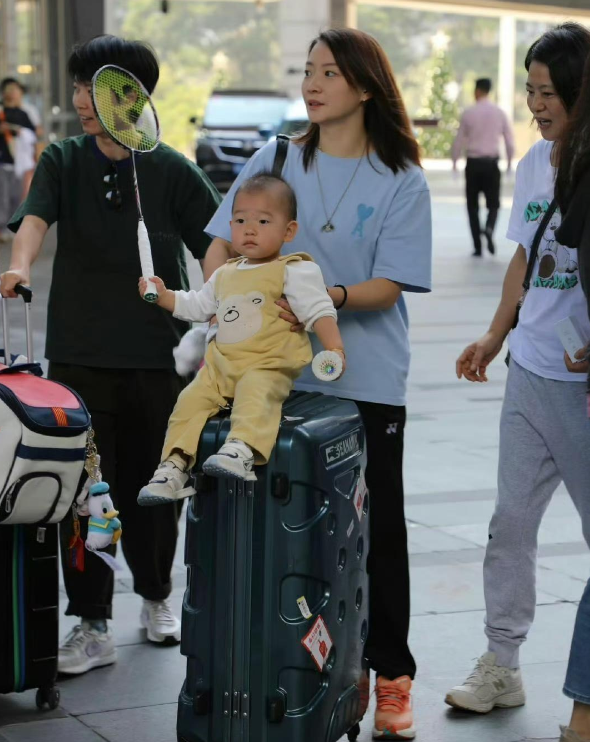 黄雅琼像亲妈一样照顾郑思维的儿子，最后一张图里郑思维却像个路人