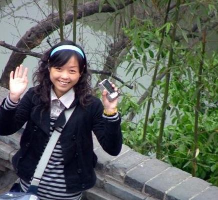 地震时女老师用身体护住学生

                         