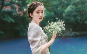 村里的男人们将活蛙塞入我嫂子口中活活折磨死，直到这晚她回来了。