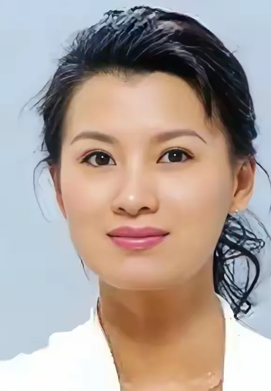 她是内地著名的影视女演员，端庄大方，非常有气质，她曾在《围城》中饰演唐晓芙一角被