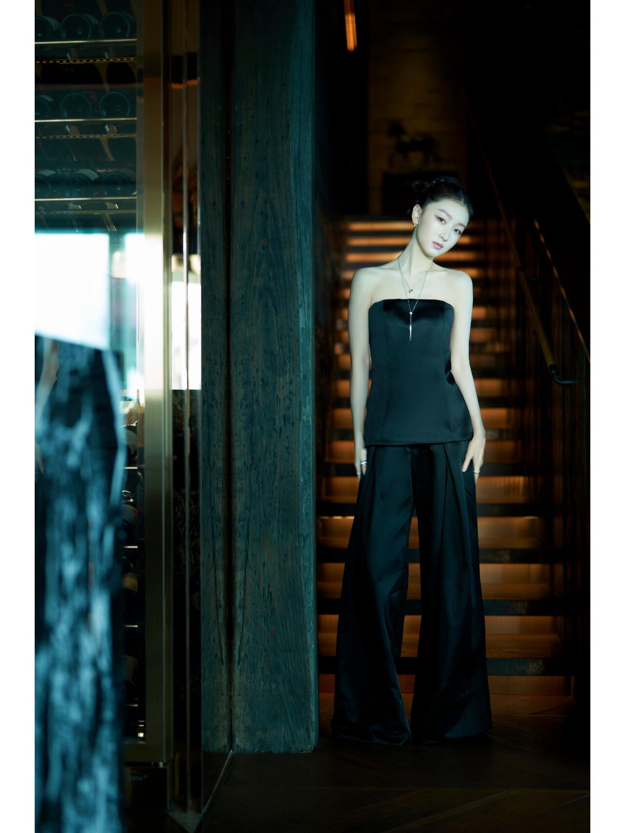 周冬雨这造型还蛮有气场的