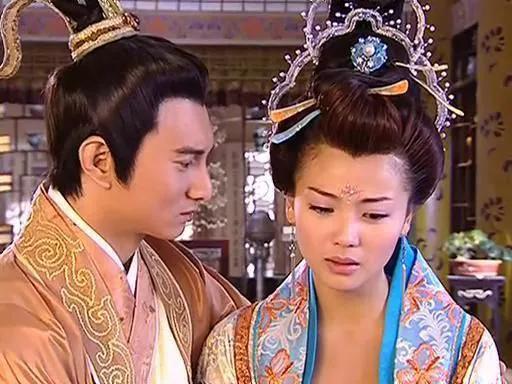 976年，宋太宗赵光义继位后，发生了一件震惊人心的事件。当时，李煜被软禁在汴京，