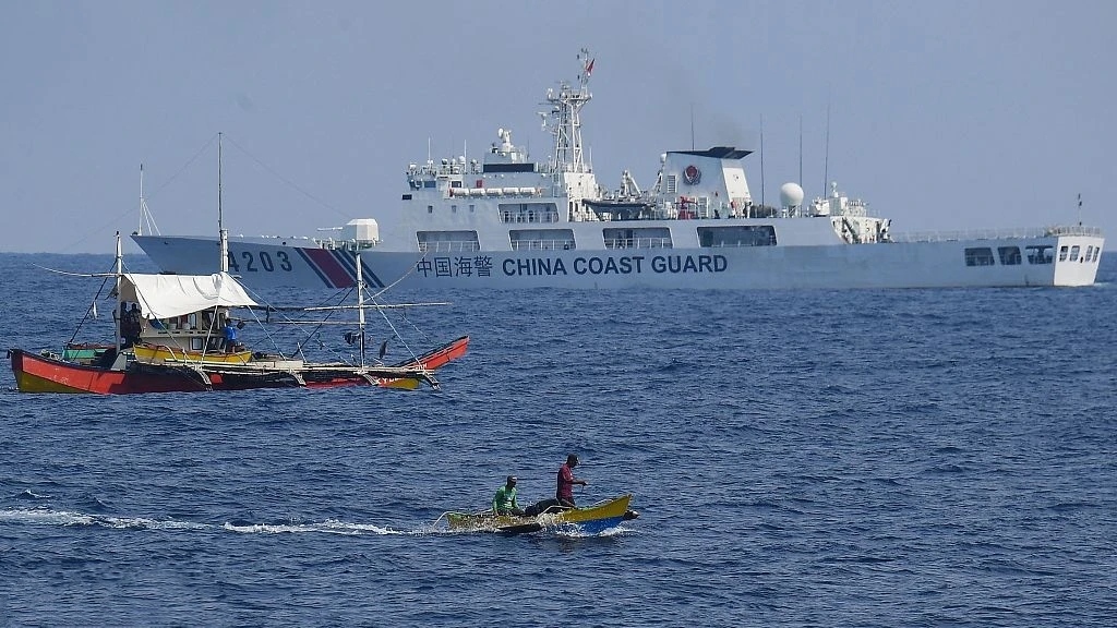 突发！菲律宾3船侵闯仁爱礁邻近海域，中国海警冲上去登临检查

6月17日，中国海