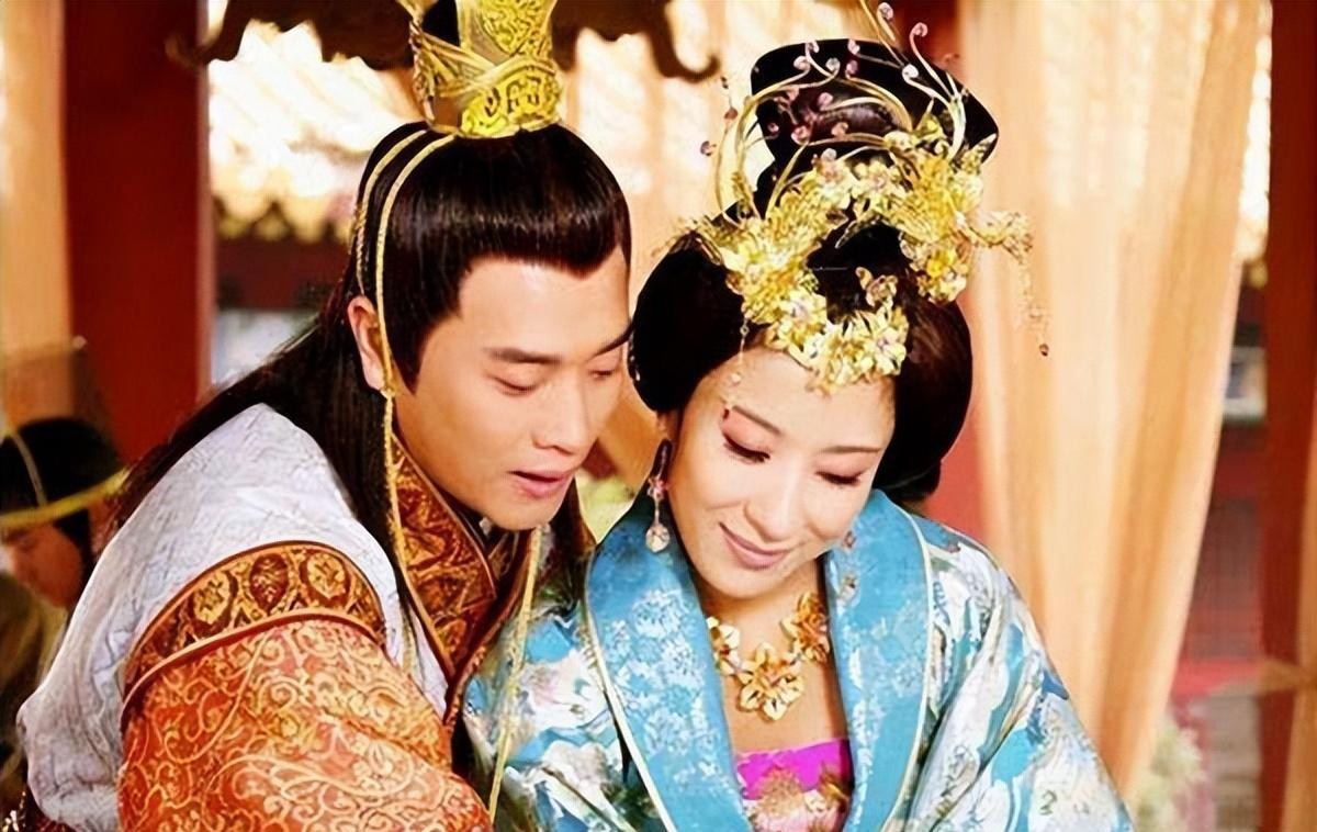 深宫中的爱情，如同一幅注定扭曲的画作，被权力和欲望蛀蚀得面目全非。明朝女子万贞儿