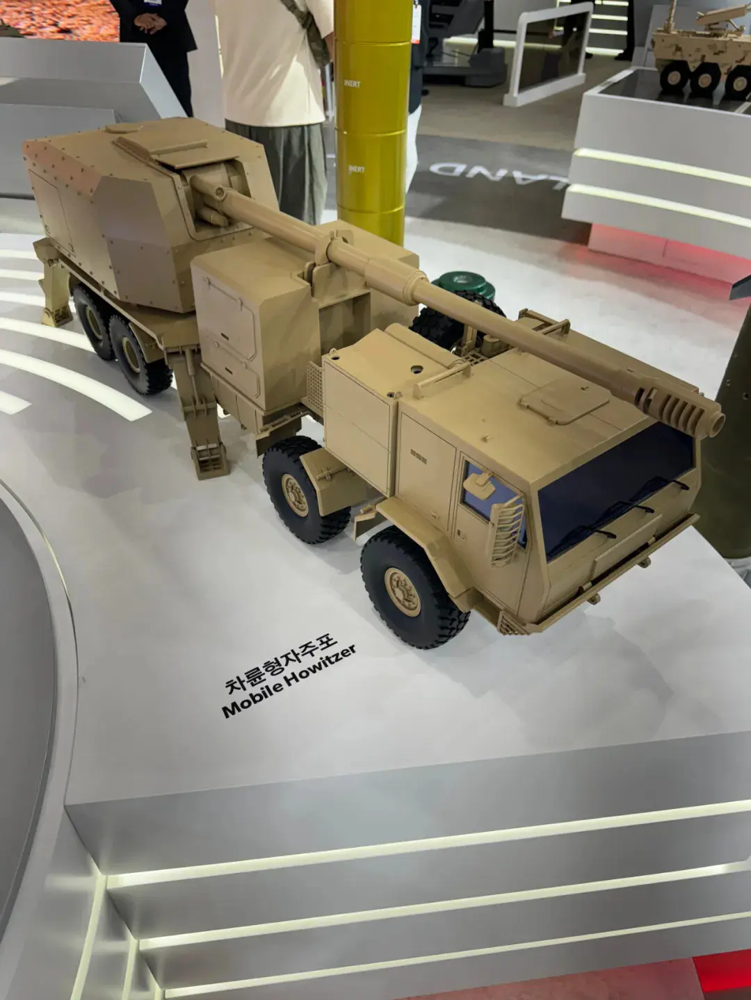 韩国展出新型8x8轮式155毫米全自动自行火炮模型，韩华防务公司正式宣布开发新型