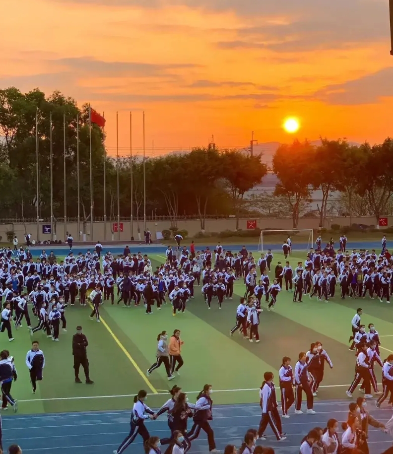 突然发现很多家长分不清重点高中和普通高中，经常说他们普通高中，本科率百分之八十，