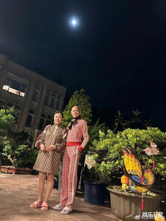 汪明荃与罗家英过中秋,穿拖鞋配GUCCI情侣装,被网友嘲讽太俗气(罗家英和汪明荃的爱情故事)-第2张图片-九妖电影 汪明荃与罗家英过中秋,穿拖鞋配GUCCI情侣装,被网友嘲讽太俗气(罗家英和汪明荃的爱情故事)-第2张图片-九妖电影