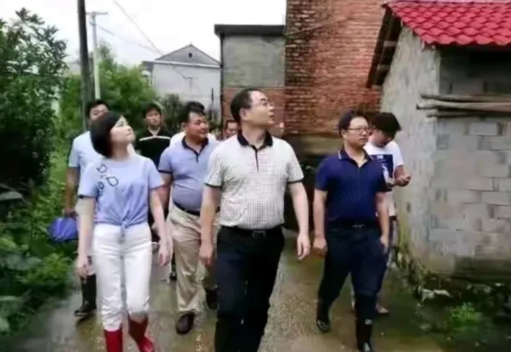 又看到九张新照片，毛奇在万年县有几个红颜？应当不止李佩霞一个人！

按照知情人掌