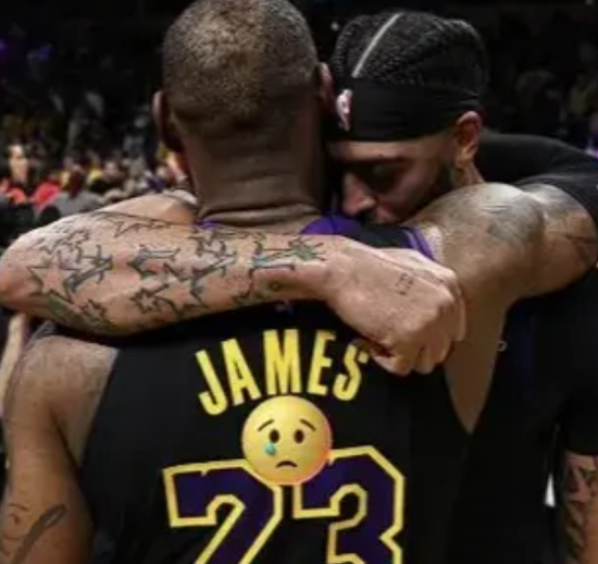 一位熟悉詹姆斯想法的联盟消息人士透露，詹姆斯不打算在湖人交易走浓眉后放弃自己的交