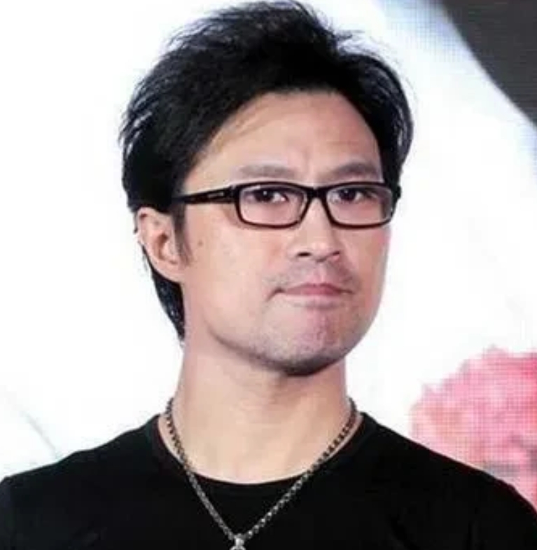 汪峰是巨蟹座，对待感情考察期很长，占有欲很强，他的三任老婆星座曝光，分别是：第一