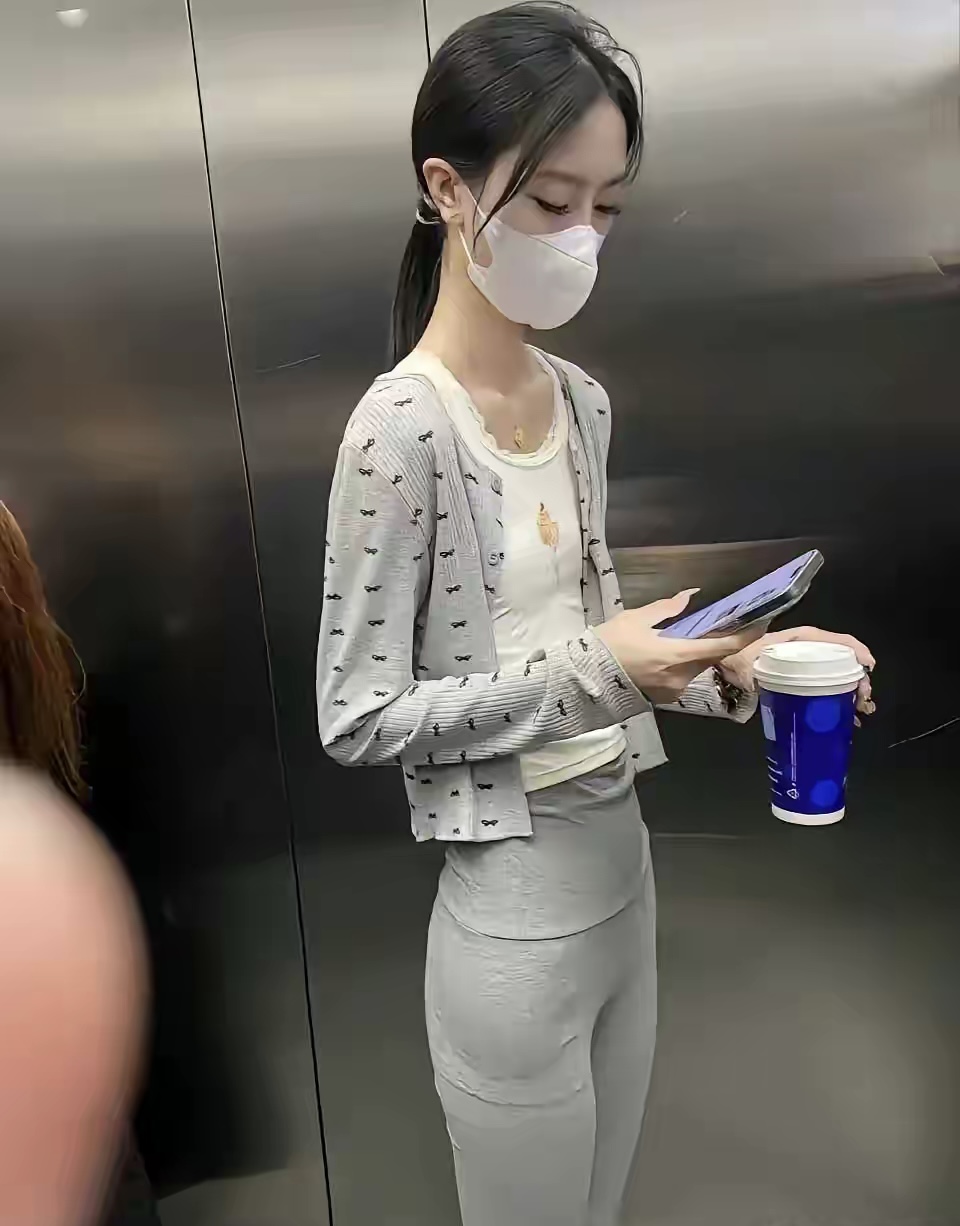 昨日电梯偶遇，一位女子倩影映入眼帘，她的身姿纤细得令人惊叹，仿佛不到八十斤的重量