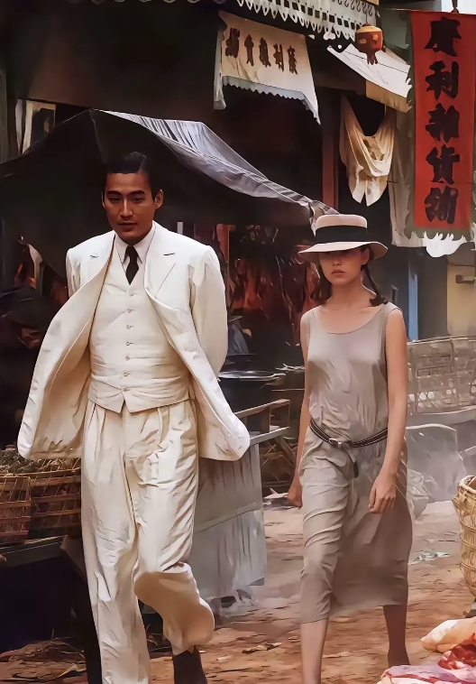 左边这位风度翩翩，英俊帅气的男人，他是香港著名的影视男演员，代表作有《监狱风云》