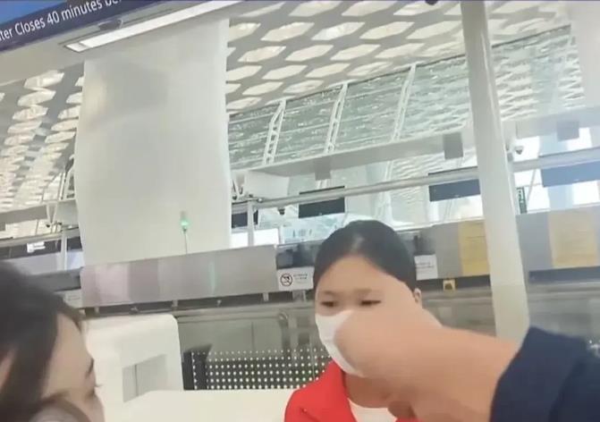 网红乱象何时休？
 
“网络世界，鱼龙混杂，有些网红为了博眼球，可谓无所不用其极