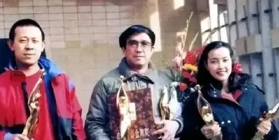 哇，刘晓庆在谢晋导演葬礼上的举动真的很让人感动呀😢。她的那份心意和承诺都好温暖