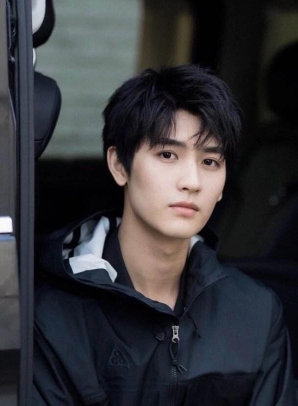 黄俊捷古偶造型惊艳，翻红后资源飙升