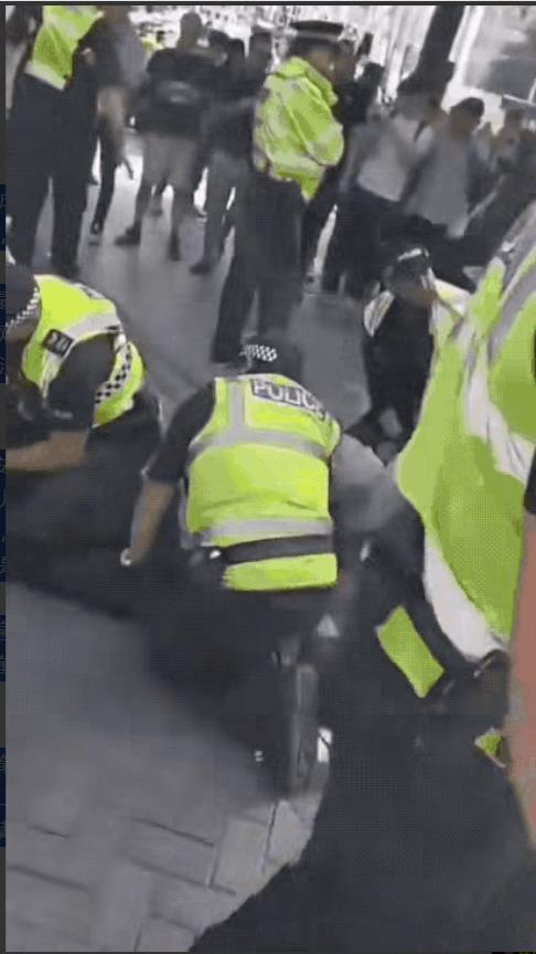 嘿，瞧瞧英国这档子事儿，全国乱成一锅粥了！黄皮肤的难民们还在为身份发愁呢，英国的