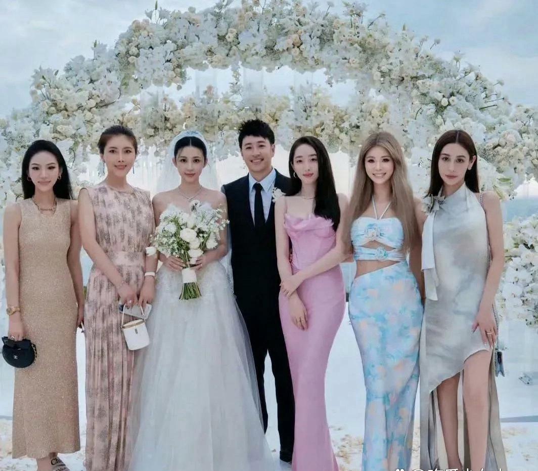蒋梦婕和刘亦菲的为人处世差太多了，去参加别人婚礼最基本的不能抢新娘风头吧，蒋梦婕