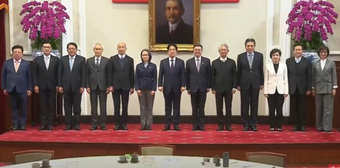 赖清德今再送韩国瑜礼盒

赖清德星期一召集中国台湾五院院长在办公室会商台湾政治。