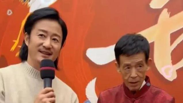 吴京携全家为父亲庆祝80大寿，谢楠忙前忙后，和吴京姐姐意外撞脸