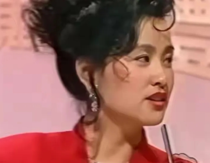 不要欺负年老的刘晓庆了。谁还没有年轻的时候呢？魅力四射呢？
晓庆姐的魅力在内核，