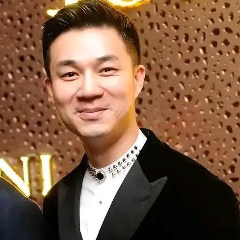 许雅钧永远像迷一样的存在！
无论是自己爸爸离开，还是大s离开，他都是一言不发，所