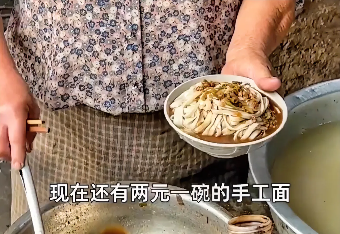 2元一碗面，网红捐款改造
近日，知名博主B太在山东汶南自费10万改造有着40年历