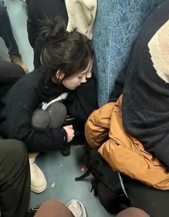 这真没素质还真的可怕，上完洗手间回来，衣服竟然被别人坐屁股下面，