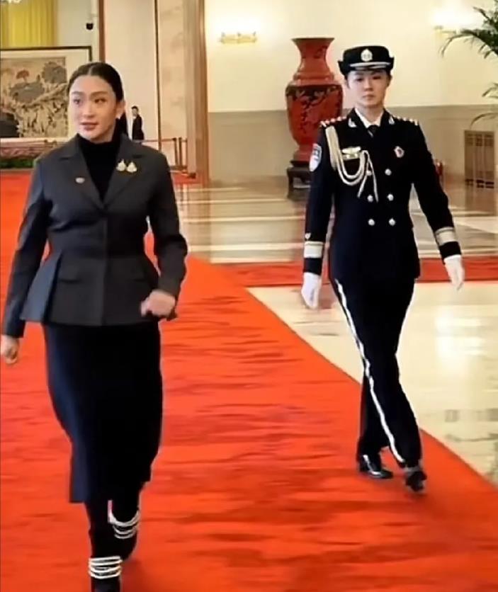 赞严月霞：
“飒爽英姿五尺枪，曙光初照演兵场。
  中华儿女多奇志，不爱红妆爱武