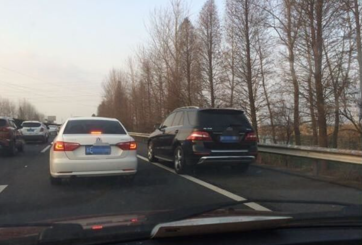 在春节期间，湖南高速公路上发生的一起女子因举报50余辆违章车辆而获得1500元奖