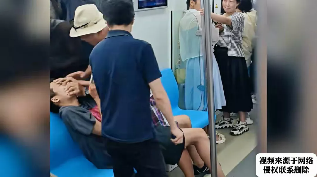 因拒绝给老（流氓）人让座，一年轻人遭老（流氓）人按在座位上暴力殴打，淌了一地的鼻