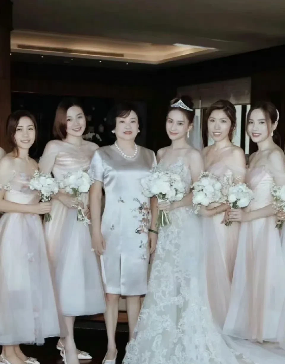 何超莲旁边那个真的不是来抢风头的吗？