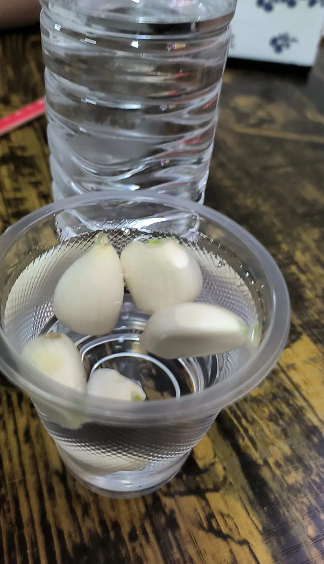 我进门，婆婆在哭，悲悲切切，又不敢大声。
尊严，比什么都重要！我婆婆，一个善良能