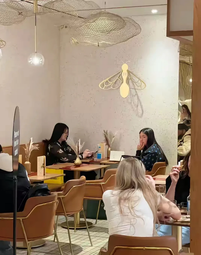 李湘王诗龄母女在国外餐厅被偶遇，生图与精修图差距太大，王诗龄完全不像精修图那样瘦