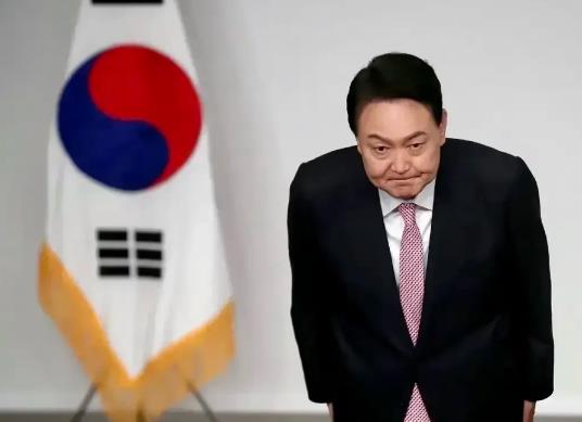 尹锡悦如今那可真是陷入绝境、四面楚歌咯！就为了护着自家美娇娘，好家伙，啥家事国事