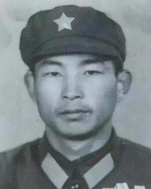 1984年，在前沿阵地，一位通信员透过望远镜，意外捕捉到了一幕令人震惊的画面，六