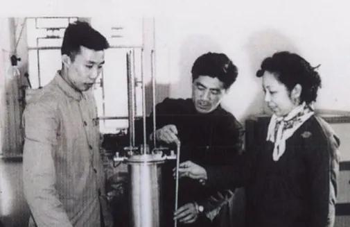 1957年，科学家林兰英回国时，被美国海关扣押搜查，强行没收了6800美元，林兰