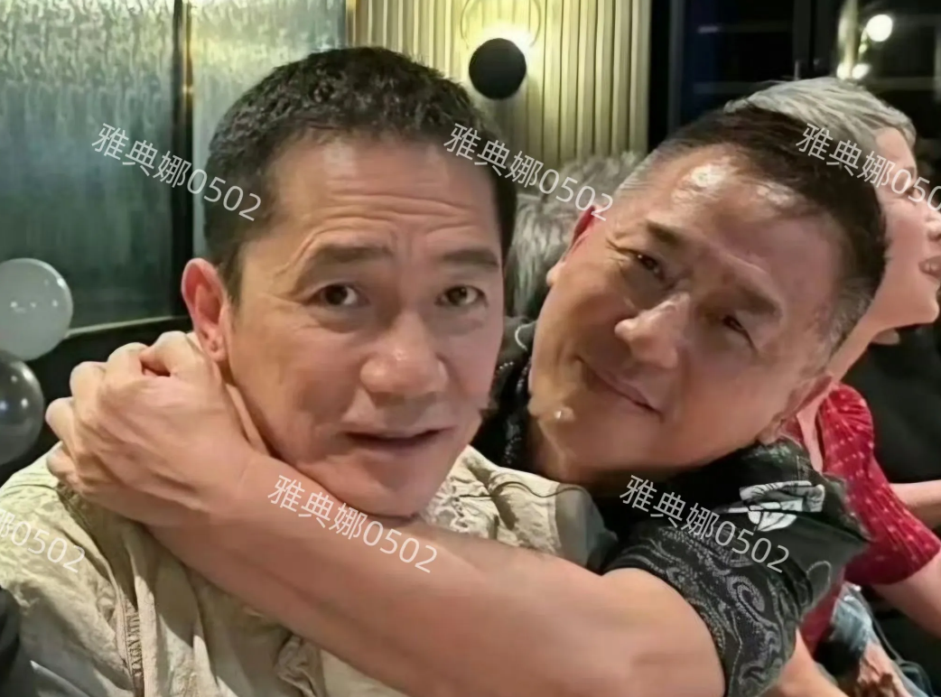谁来救救梁朝伟？他的眼神好无助啊！
张国荣挚爱唐鹤德喝美了，一直紧搂梁朝伟的脖子