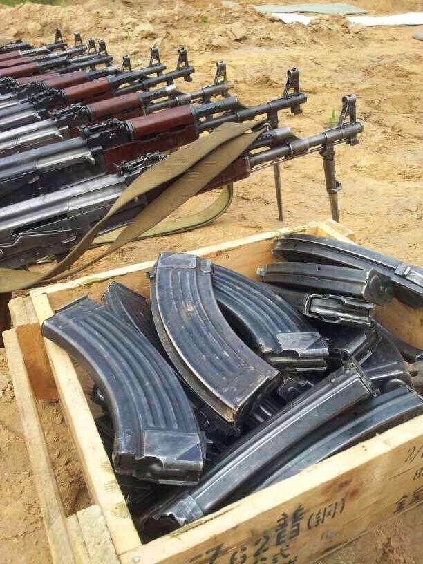 我在侦察连当新兵时的第一实弹射击时，用56式折叠冲锋枪5发子弹打出了50环（第一