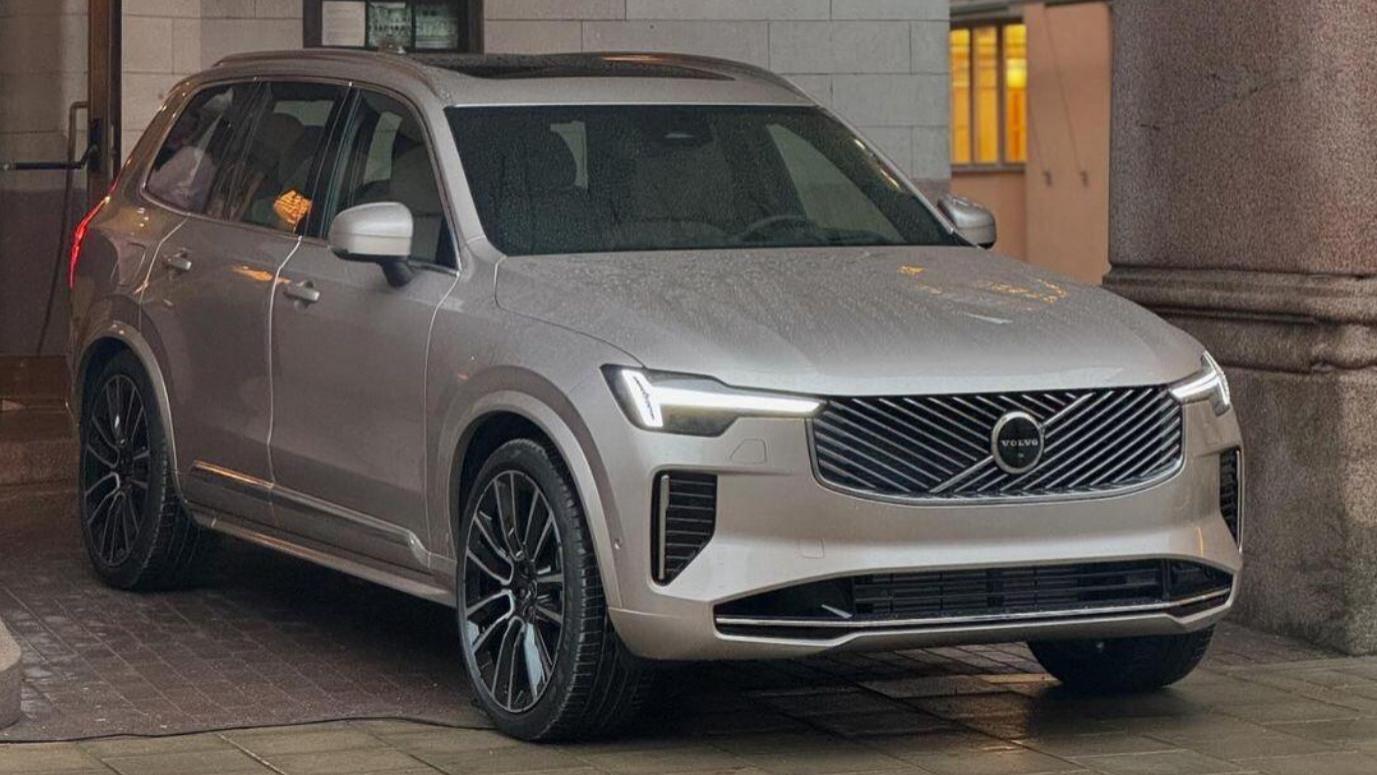 新款沃尔沃XC90实车现身，换新前脸+大屏，配455马力+空气悬架