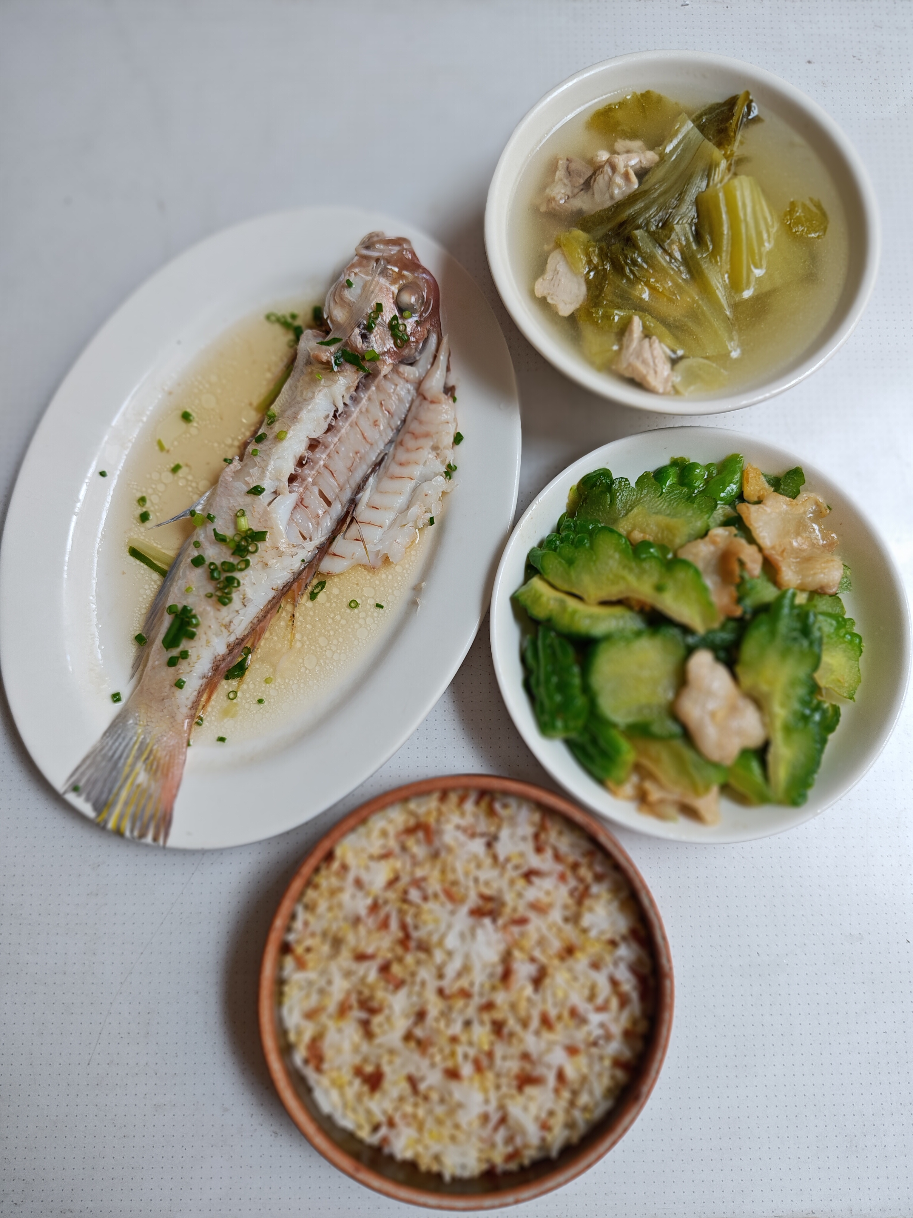 午餐，鱼露油蒸马头鱼，炒苦瓜，芥菜汤。

这是银方头鱼，俗名不确定，眼睛到嘴角有