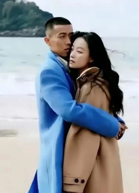 咱就说倪妮这挑对象的眼光，真挺让人捉摸不透的。想当年她和冯绍峰谈恋爱的时候，那冯