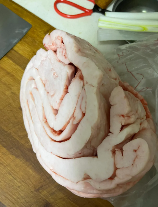 邻居妈妈从乡下拉来半扇猪肉，准备过年用的，冰箱塞不下就问我要不要，不要钱，我就和