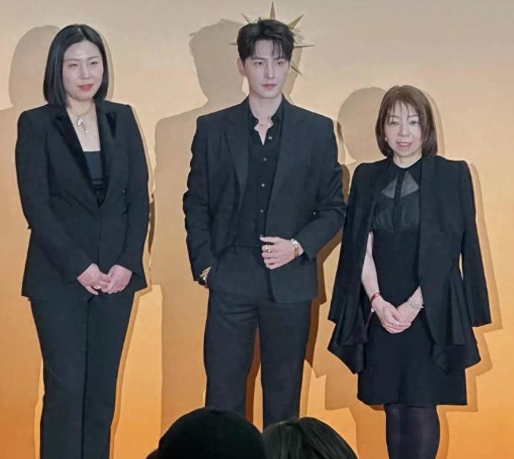 杨洋是真帅，颜值与气质俱佳。
 
作品与实力俱在，爆剧最多的男演员，作品成绩突出