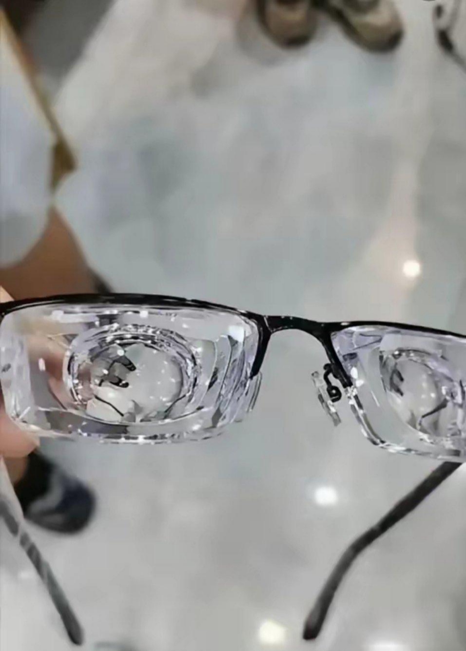 这眼镜有多少度？？