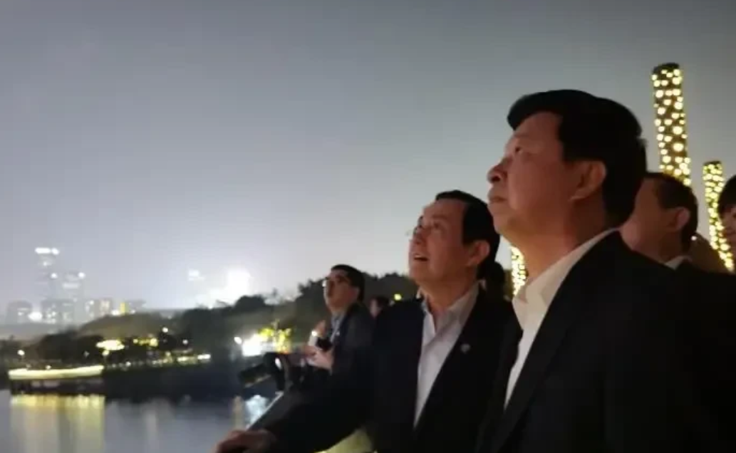 致敬！马英九昨晚观看无人机表演途中特别提及一人。

马英九一行下午抵达深圳，开启