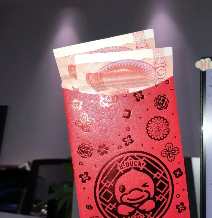 初八来上班了，
老板早早的就过来了，
给每人发了200元开业红包，
有的人高兴有
