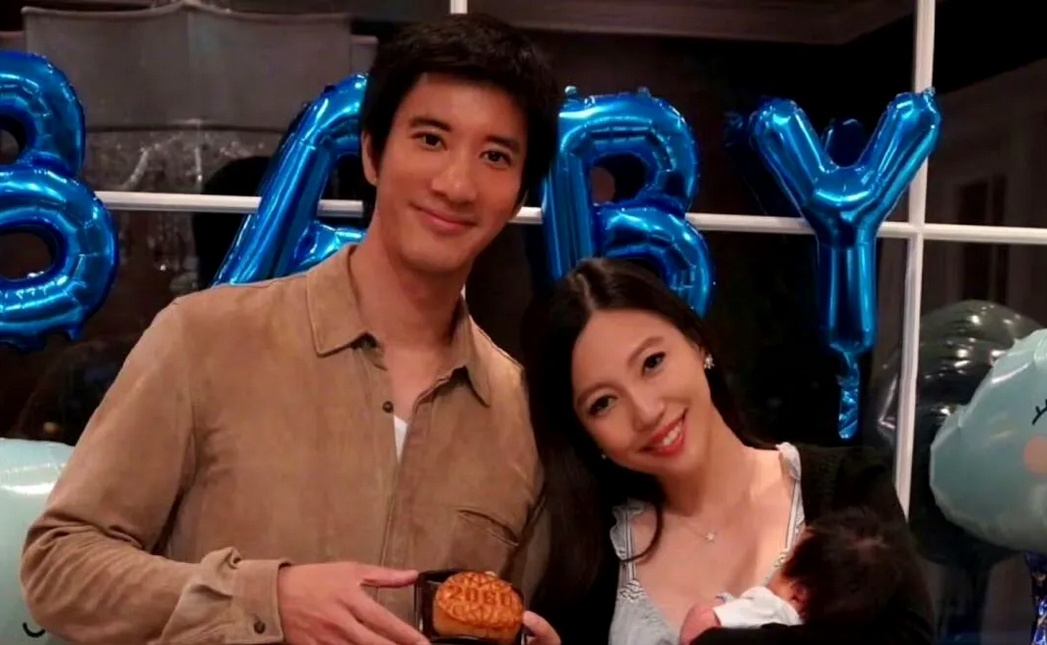 王力宏已经复出，那么李靓蕾的现状如何呢？
据传，在离婚后，她获得了大约11亿人民