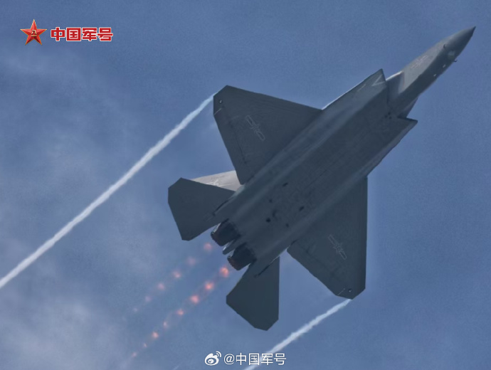 歼-35A在第15届珠海航展中，拉出漂亮的马赫环。

歼-35A是中国开发的第二