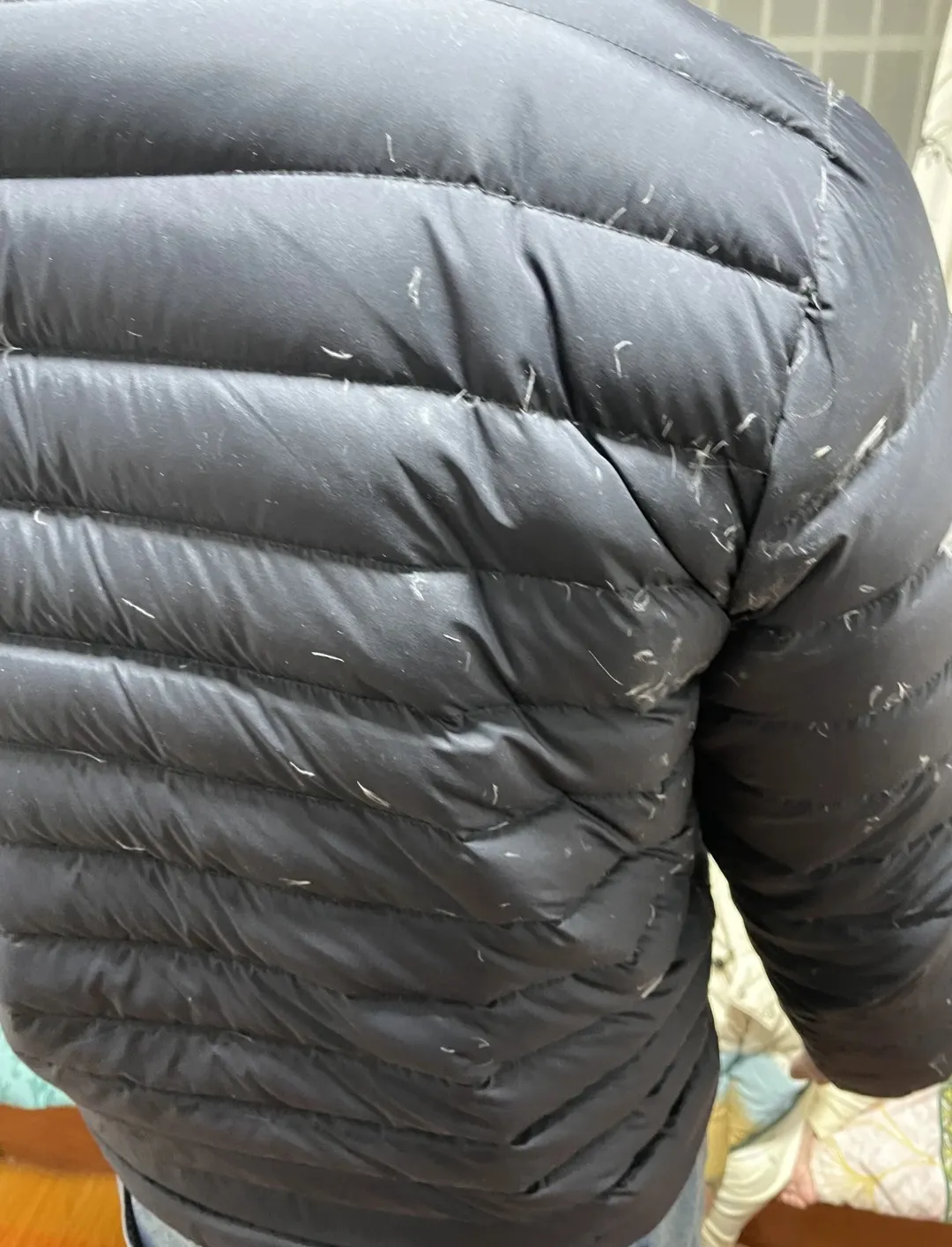 最近看报道，
羽绒服有很多造假的，
我给老公买了件羽绒服，
本打算划开小口看一下
