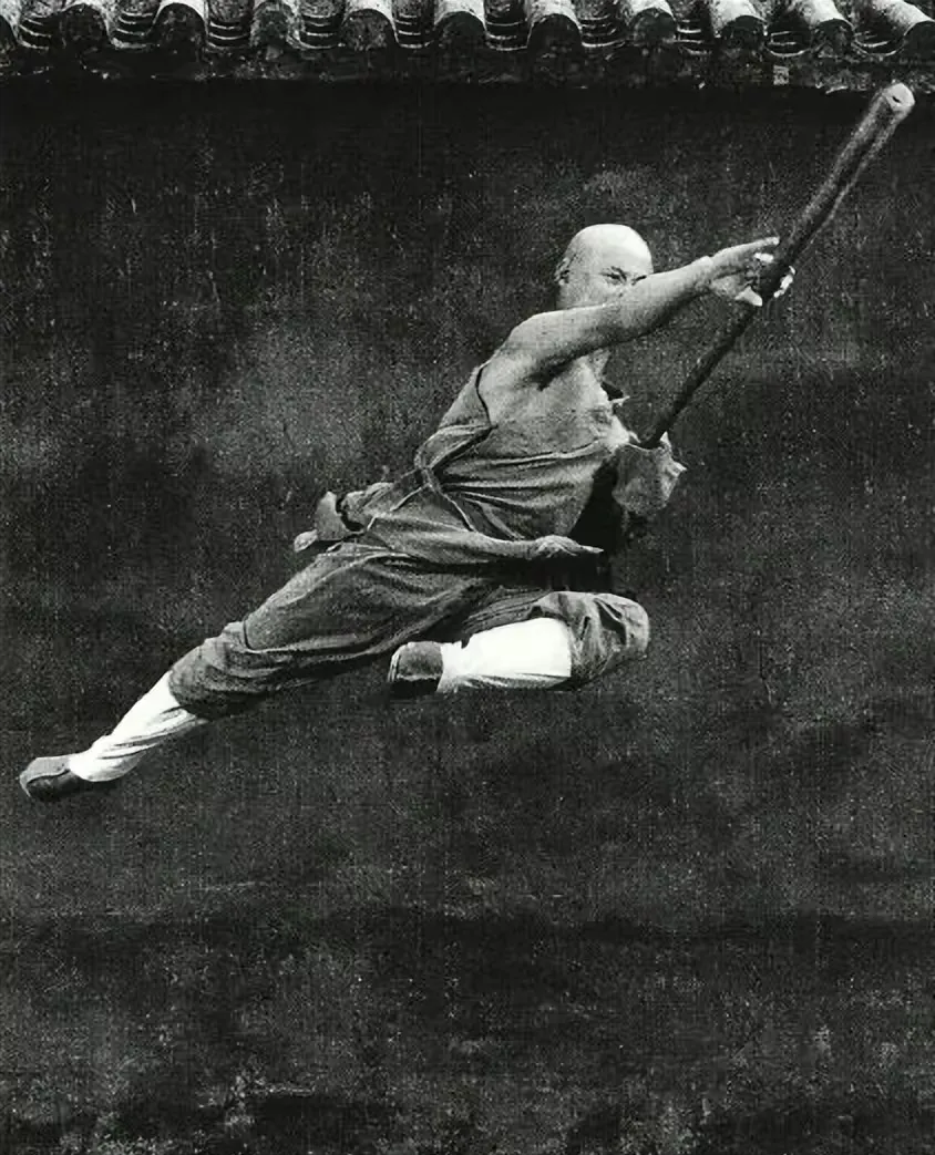 1944年，皮定均路过少林寺，听说少林寺有上百名武僧，还有枪，他便带着警卫员，劝